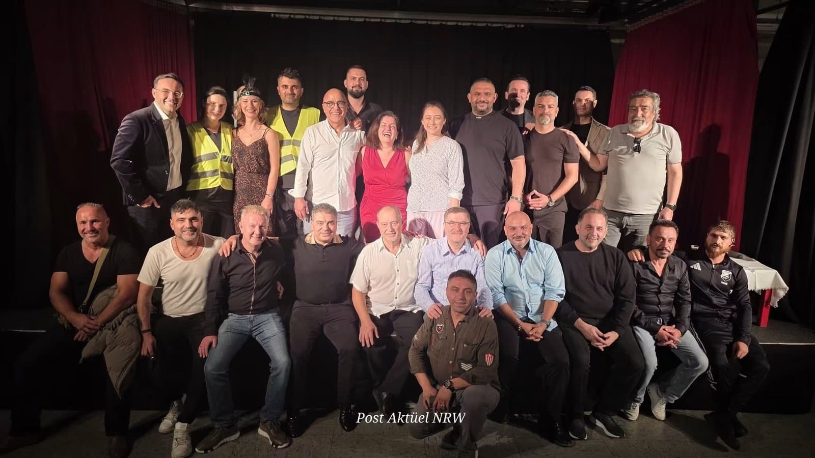 Gruppenfoto von Ensemble und Vereinsteam nach dem Theaterstück „9 Canlı“