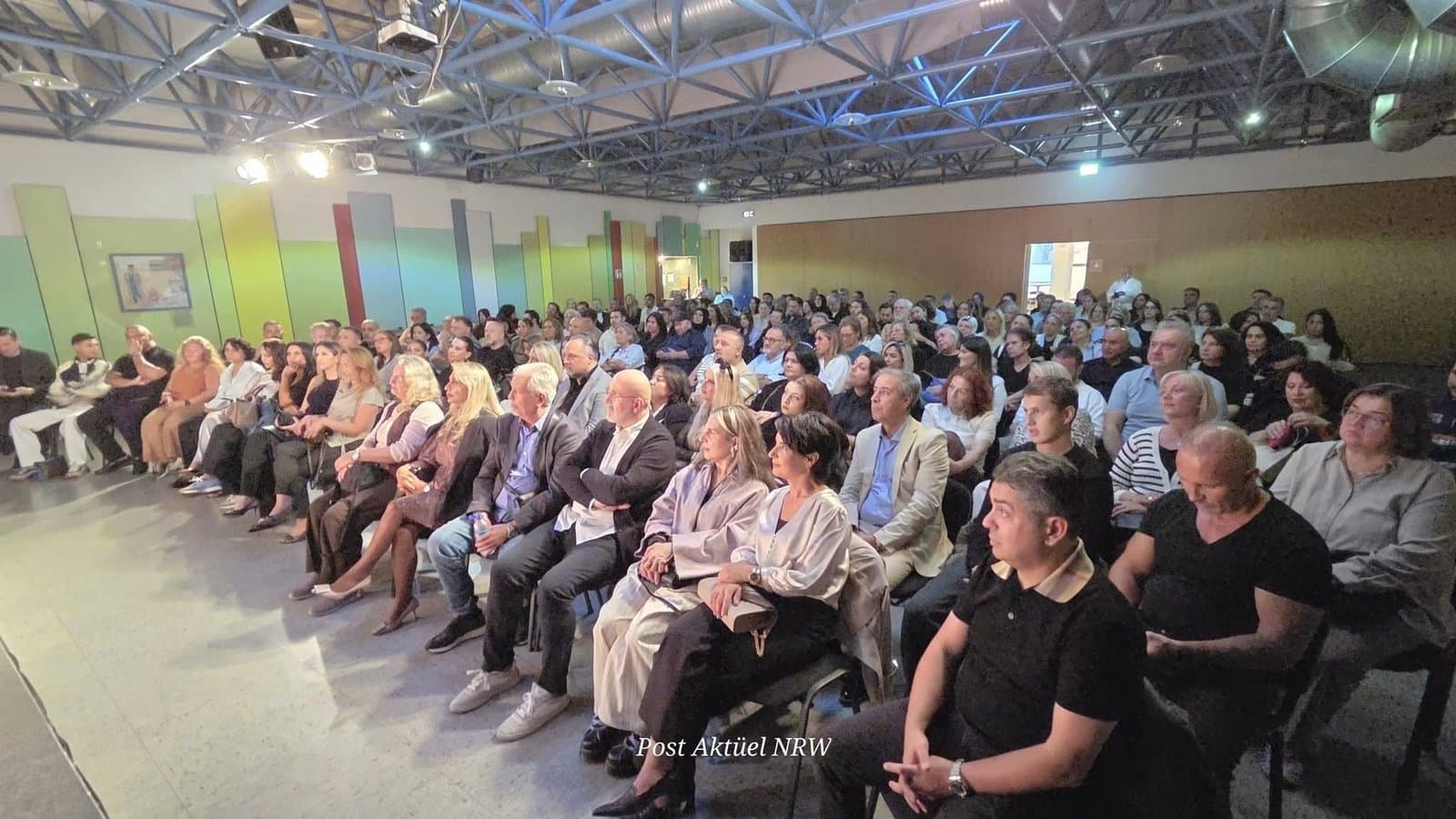 Voll besetzter Saal beim Theaterstück „9 Canlı“